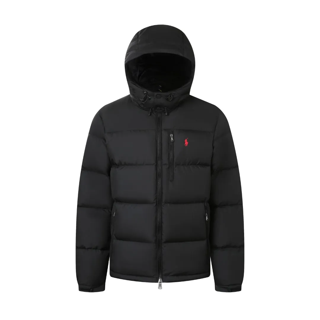 P930 Ralph Lauren Classic Red Label Down Jacket] Nylon fabric has good windproof and waterproof properties, which can effectively block the intrusion of wind and rain from the outside and keep the inside dry, suitable for wearing in humid or rainy environments.  The red label on the chest is made with an imported MECLO embroidery machine. The original pattern is scanned first, and then high-quality silk thread is used to make a pattern. The density effect is adjusted by continuous pattern making.  Detachable hood: The down jacket is equipped with a detachable nylon hood, which users can easily remove or install according to weather changes or personal preferences, which is both practical and convenient.  Exquisite details: the zipper design is simple and elegant, easy to operate; the closing design of the cuffs and hem effectively prevents the intrusion of cold wind, improving the warmth and comfort of wearing.   High-quality filling: 90 white duck down is selected, with a weight of 260g, ensuring excellent thermal insulation performance. After strict screening and processing, the velvet is not easy to drill, ensuring durability. The hangtags, wash marks, air holes, and four-button buttons are all customized from the original one-to-one mold.    Size: S M L